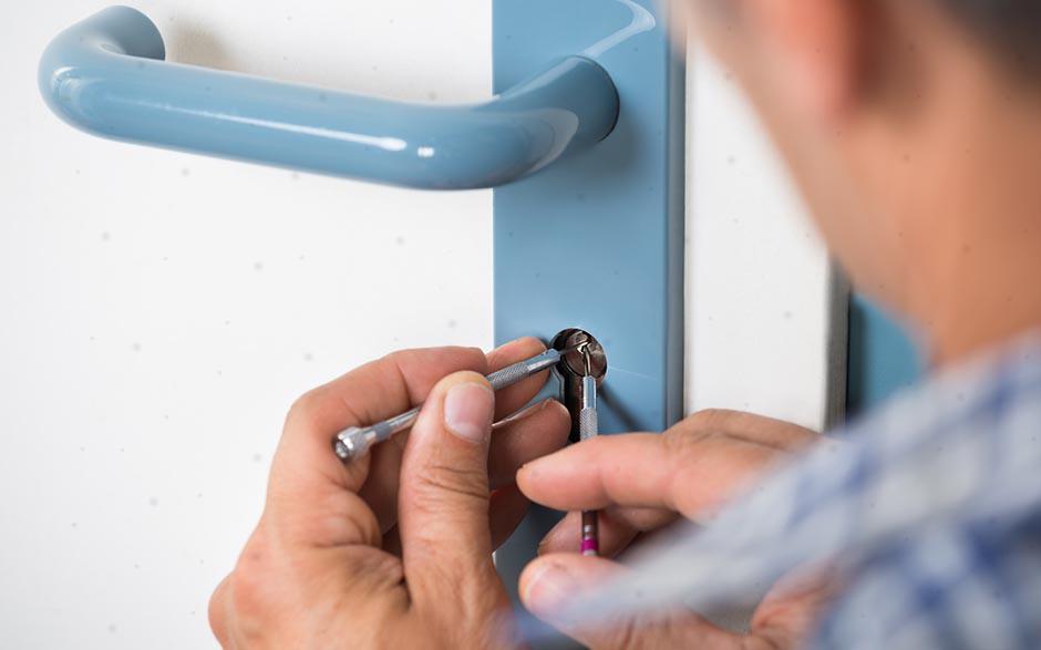 ouverture de porte claquée serrurier Arbonne-la-Forêt