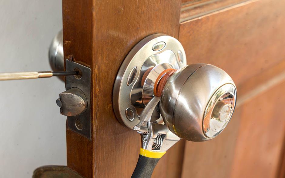 ouverture de porte claquée serrurier Arbonne-la-Forêt